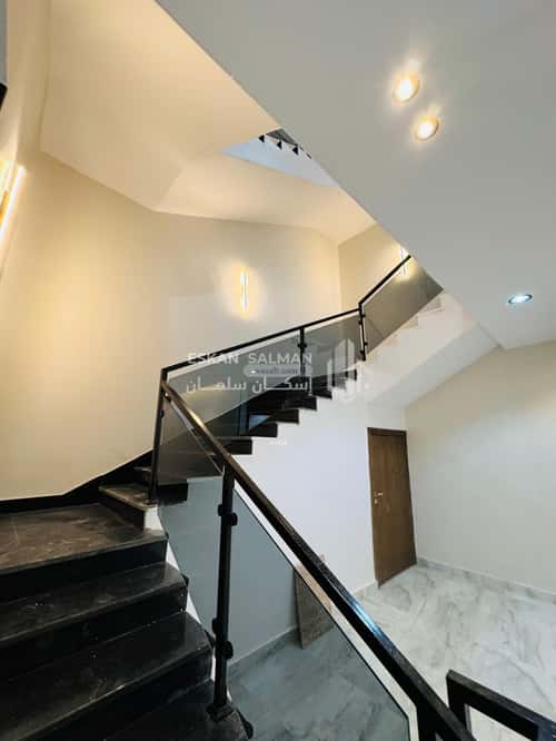 فيلا 305 متر مربع شرقية على شارع 15م الرحاب، الطائف