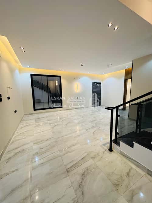 فيلا 305 متر مربع شرقية على شارع 15م الرحاب، الطائف