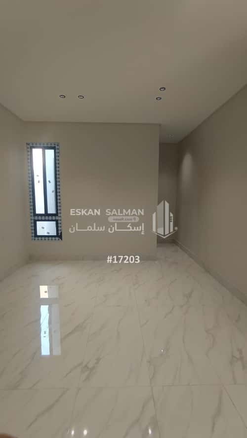 فيلا 238.3 متر مربع شرقية على شارع 18م ضاحية الملك فهد، الدمام