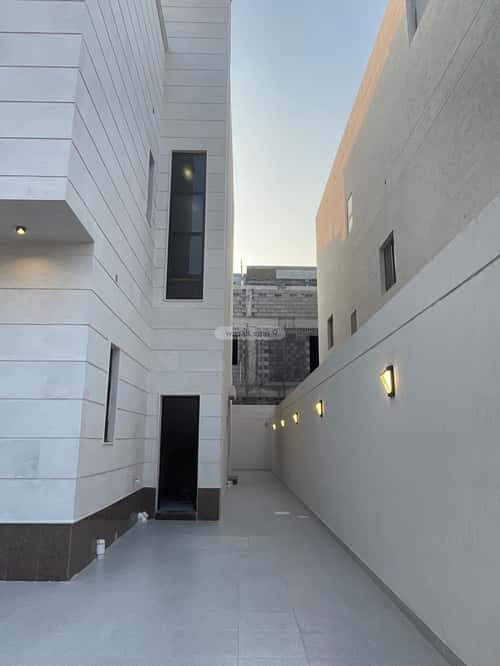 فيلا 337.5 متر مربع شرقية على شارع 30م الأمواج، الخبر