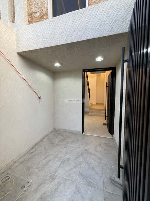 شقة ب 8 غرف المعلاة، أحد رفيدة