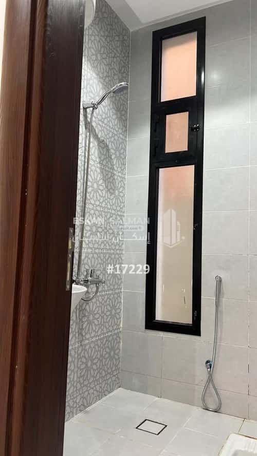 فيلا 300 متر مربع شمالية على شارع 20م الأمير عبدالله، بيشة