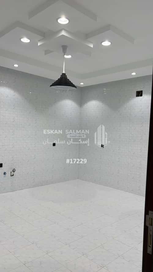 فيلا 300 متر مربع شمالية على شارع 20م الأمير عبدالله، بيشة