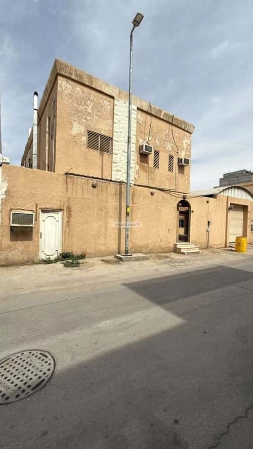 فيلا 273 متر مربع جنوبية على شارع 12م العليا، وسط الرياض، الرياض