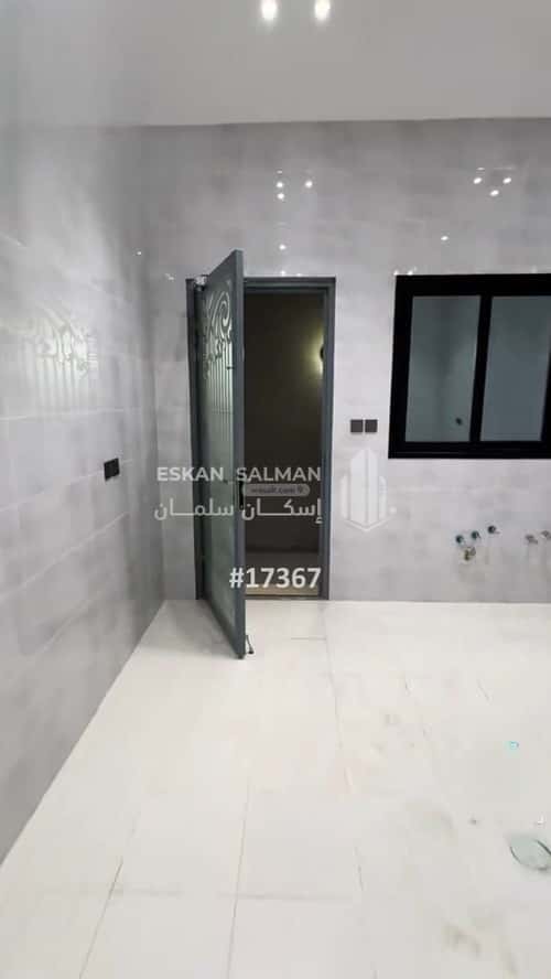 فيلا 250 متر مربع غربية على شارع 18م ضاحية الملك فهد، الدمام