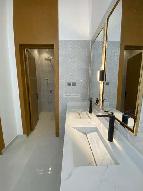 Floor 210.78 SQM with 5 Bedrooms Al-Janadriyah, East Riyadh, Riyadh