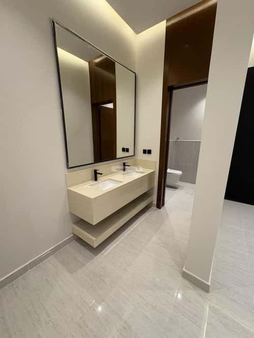 Floor with 5 Bedrooms Al Bayan, East Riyadh, Riyadh