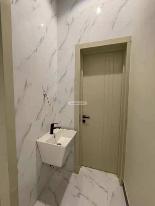 فيلا 330 متر مربع شرقية على شارع 20م ظهرة لبن، غرب الرياض، الرياض