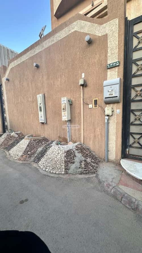 فيلا 300 متر مربع غربية على شارع 15م قرطبة، شرق الرياض، الرياض