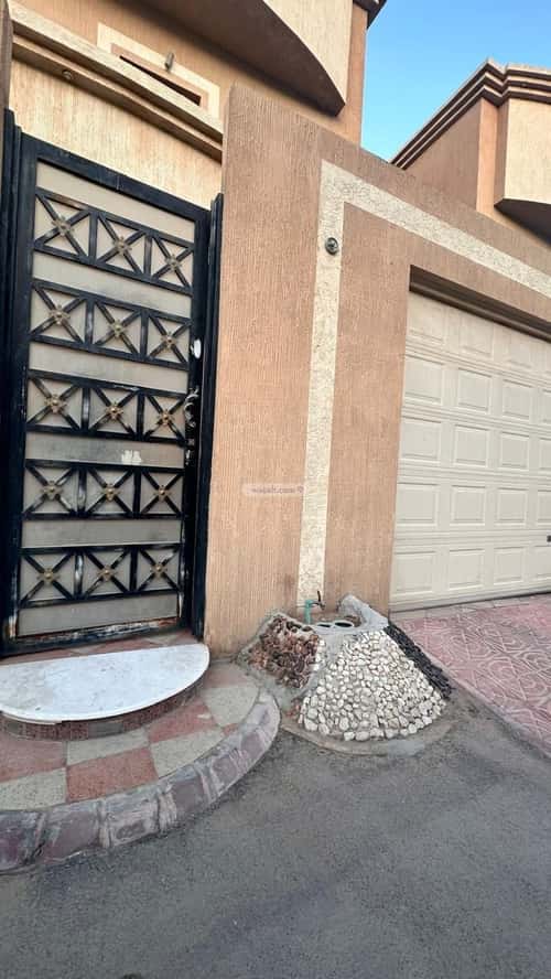 فيلا 300 متر مربع غربية على شارع 15م قرطبة، شرق الرياض، الرياض