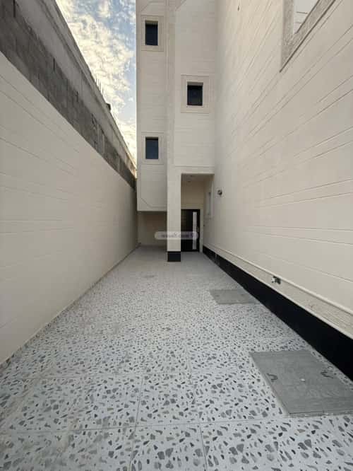 Floor with 5 Bedrooms Al Bayan, East Riyadh, Riyadh