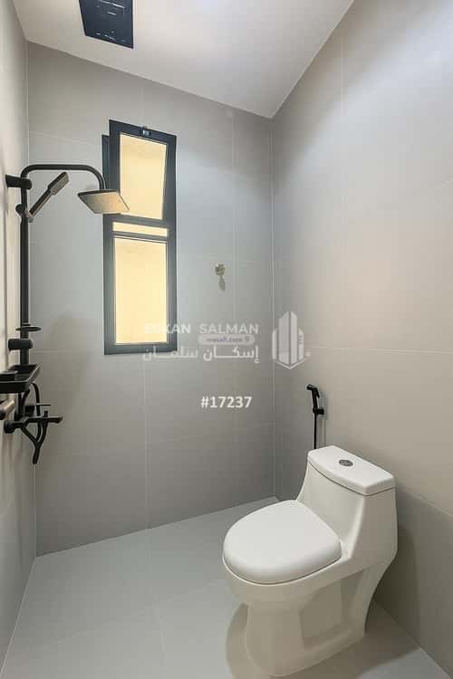 فيلا 345 متر مربع شرقية على شارع 30م العزيزية، الجبيل