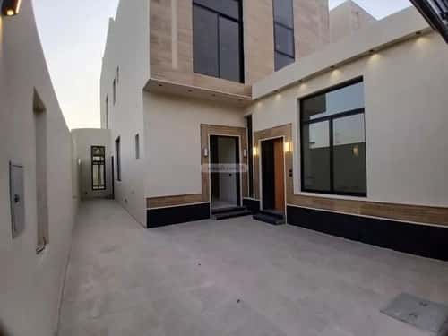 فيلا 300 متر مربع شرقية على شارع 15م العوالي، غرب الرياض، الرياض