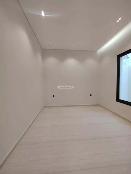 فيلا 300 متر مربع شرقية على شارع 15م العوالي، غرب الرياض، الرياض