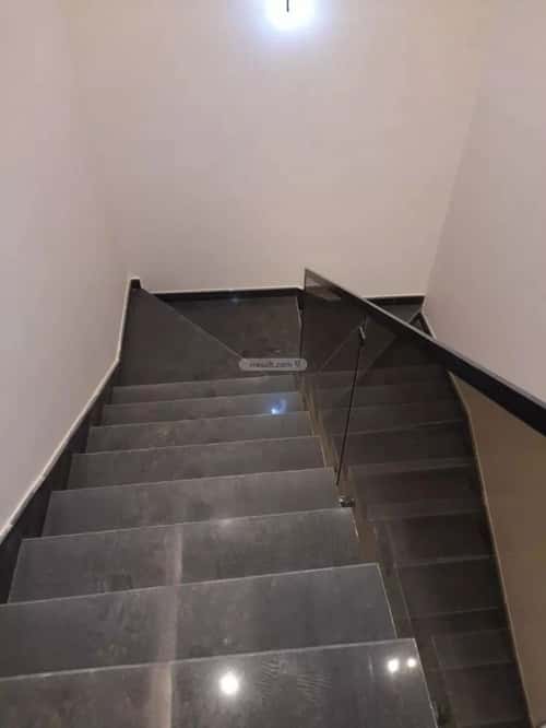 فيلا 300 متر مربع شرقية على شارع 15م العوالي، غرب الرياض، الرياض