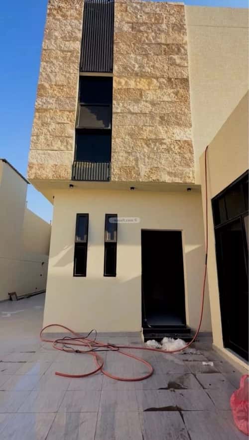 فيلا 396 متر مربع شرقية على شارع 15م الوادي، حائل