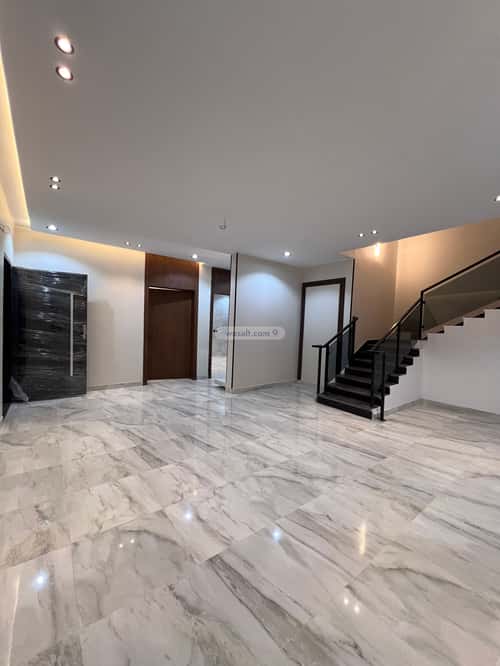 فيلا 305 متر مربع شرقية على شارع 15م الرحاب، الطائف