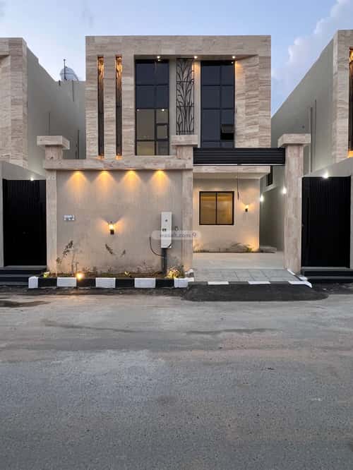 فيلا 305 متر مربع شرقية على شارع 15م الرحاب، الطائف