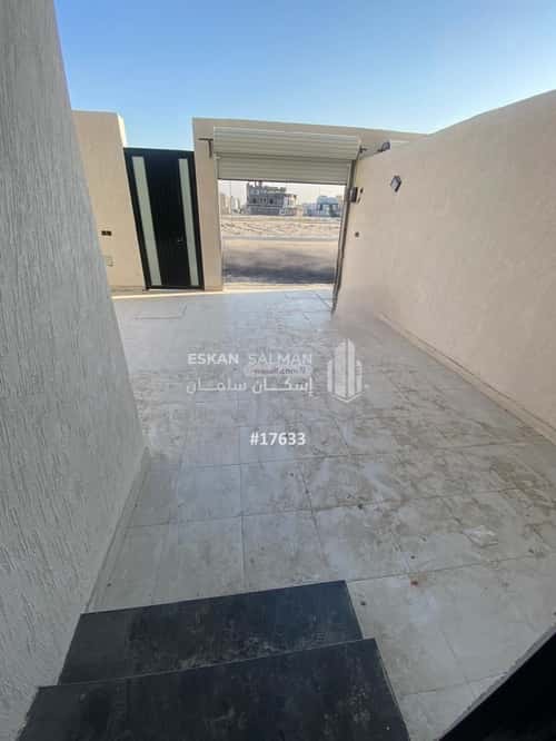 فيلا 250 متر مربع جنوبية على شارع 32م ضاحية الملك فهد، الدمام