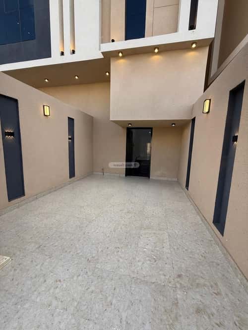 فيلا 364 متر مربع شرقية على شارع 30م الورود، خميس مشيط