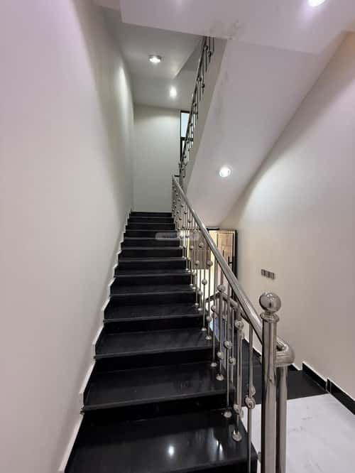 فيلا 364 متر مربع شرقية على شارع 30م الورود، خميس مشيط