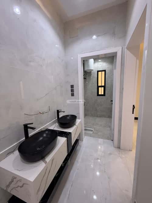 فيلا 364 متر مربع شرقية على شارع 30م الورود، خميس مشيط