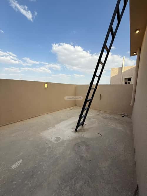 فيلا 364 متر مربع شرقية على شارع 30م الورود، خميس مشيط