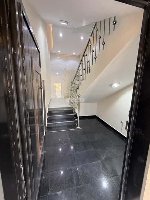 فيلا 364 متر مربع شرقية على شارع 30م الورود، خميس مشيط