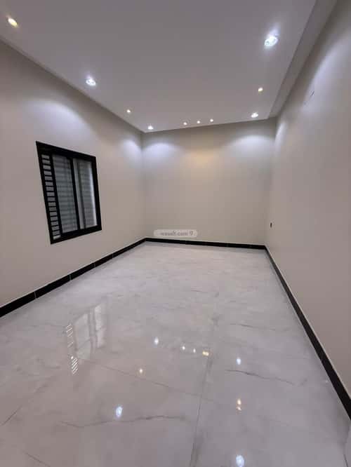 فيلا 364 متر مربع شرقية على شارع 30م الورود، خميس مشيط