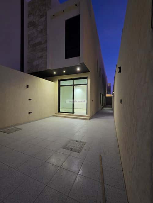 Floor 147 SQM with 5 bedrooms بدر، جنوب الرياض، الرياض