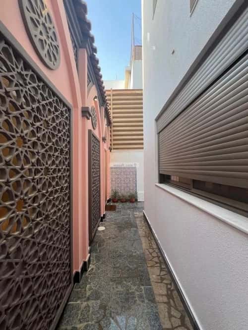 فيلا 301 متر مربع شرقية على شارع 12م الروضة، شمال جدة، جدة