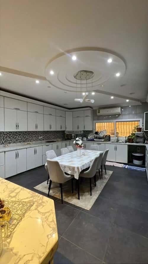 9 bedroom villa in Al Buhayrat