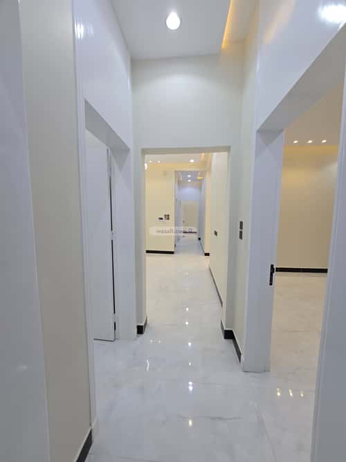 فيلا 364.26 متر مربع شرقية على شارع 30م الورود، خميس مشيط