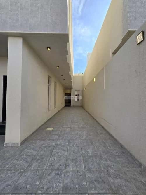 فيلا 300 متر مربع شمالية على شارع 15م الظرفة، خميس مشيط