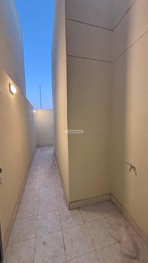 Floor 300 SQM with 5 Bedrooms Haya Nabla, Madinah