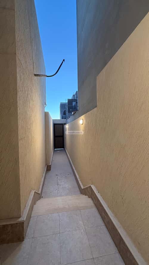 Floor 300 SQM with 5 Bedrooms Haya Nabla, Madinah