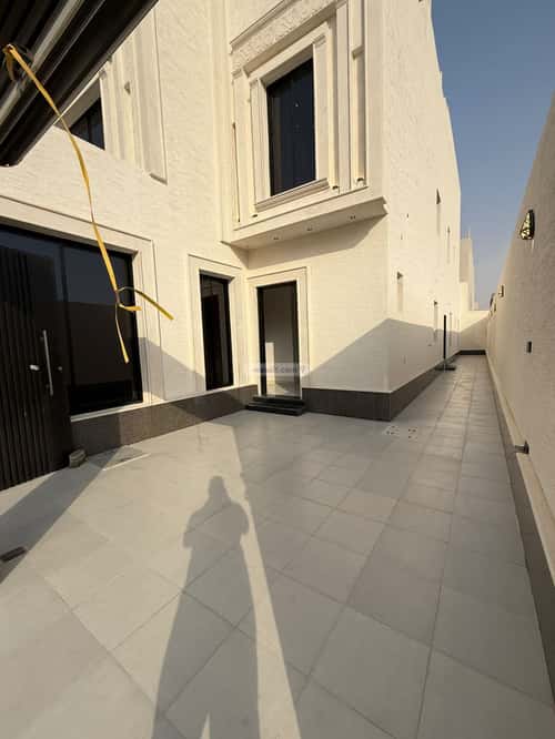 Floor with 5 Bedrooms Al-Janadriyah, East Riyadh, Riyadh