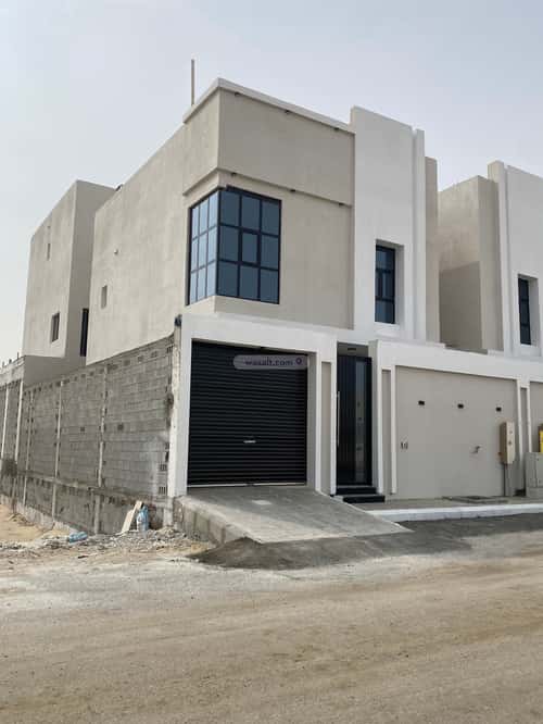فيلا 250 متر مربع شمالية على شارع 15م المصيف، القطيف