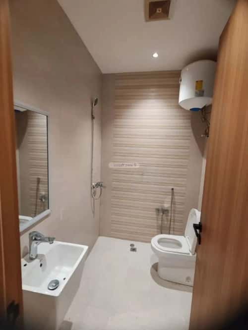 فيلا 300 متر مربع شمالية على شارع 15م العارض، شمال الرياض، الرياض