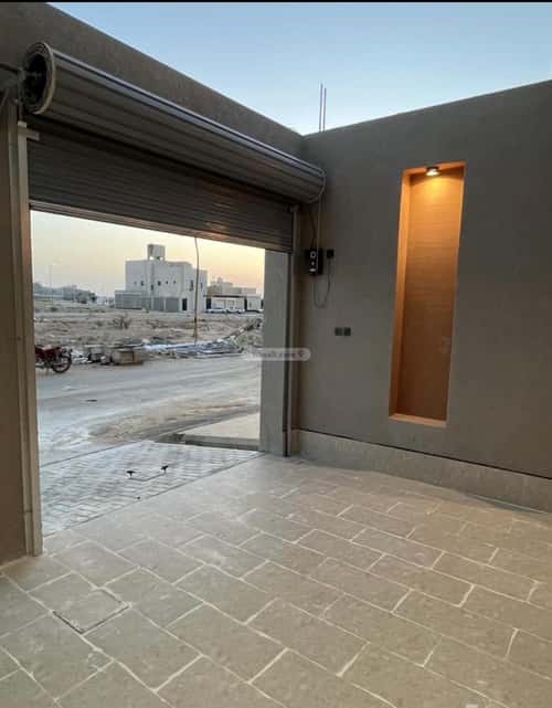 Floor 300 SQM with 5 Bedrooms Al-Janadriyah, East Riyadh, Riyadh