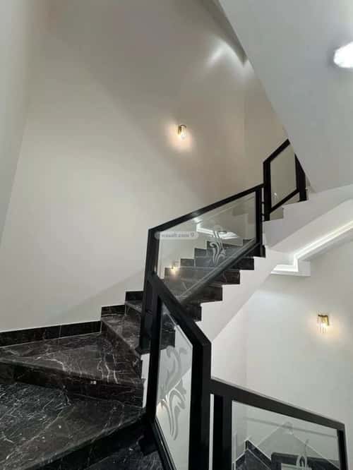 Floor 295 SQM with 7 bedrooms الزهور، أبها