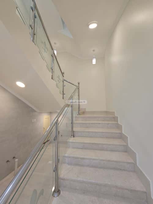 فيلا 350 متر مربع شرقية على شارع 20م الخالدية، خميس مشيط