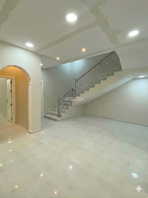 فيلا 300 متر مربع غربية على شارع 18م الأمانة، الدمام