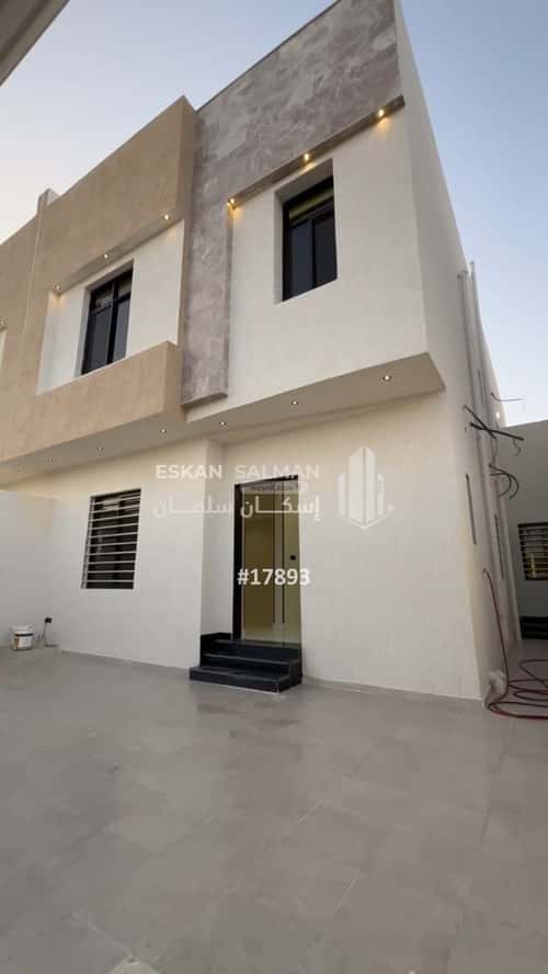 فيلا 355 متر مربع شرقية على شارع 20م الرحبة، الطائف