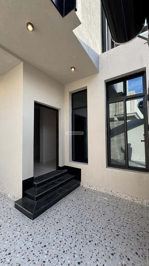 فيلا 200 متر مربع غربية على شارع 15م الصواري، الخبر