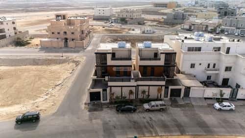 فيلا 310 متر مربع شمالية غربية على شارع 25م الكوثر، الخبر
