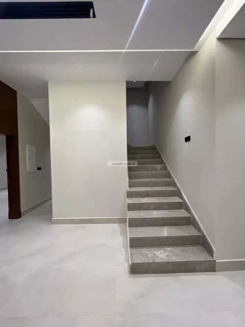 فيلا 300 متر مربع شمالية على شارع 15م العارض، شمال الرياض، الرياض