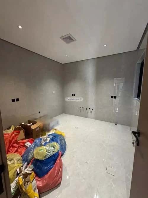 فيلا 357 متر مربع شمالية غربية على شارع 18م أحد، الدمام