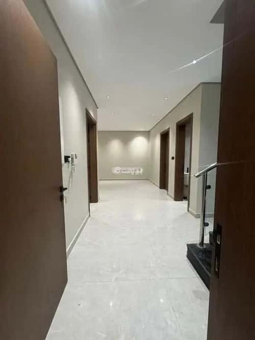 فيلا 301 متر مربع شمالية غربية على شارع 18م أحد، الدمام