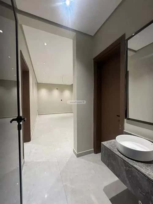 فيلا 300 متر مربع شمالية غربية على شارع 18م أحد، الدمام